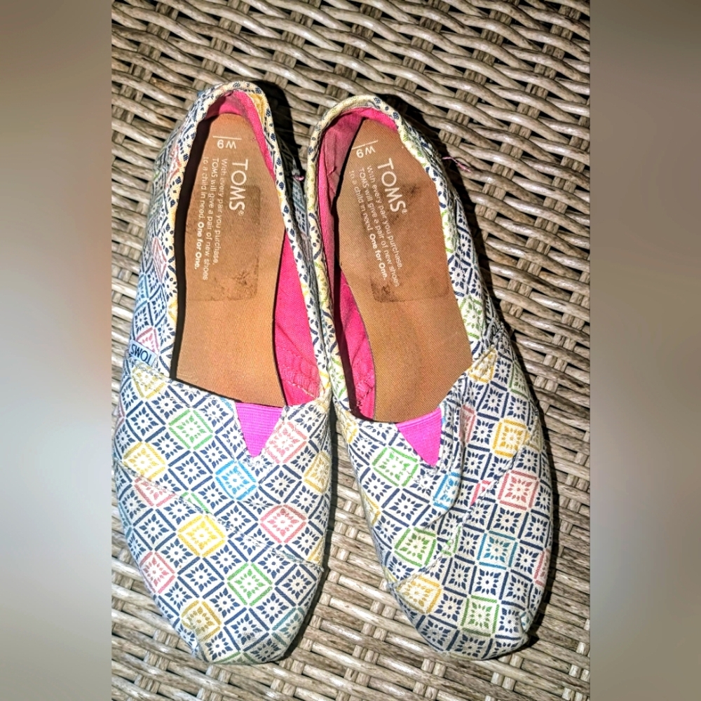 Tom's White Canvas Slip Ons w/Multicolored Alpargata Print